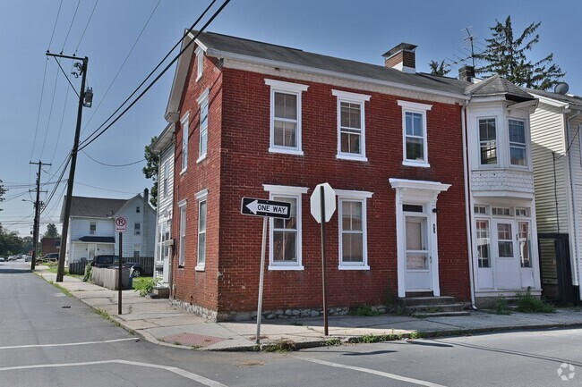 Building Photo - 42 E Locust St Unit 42 1/2 E Locust 1st Flr REAR Rental