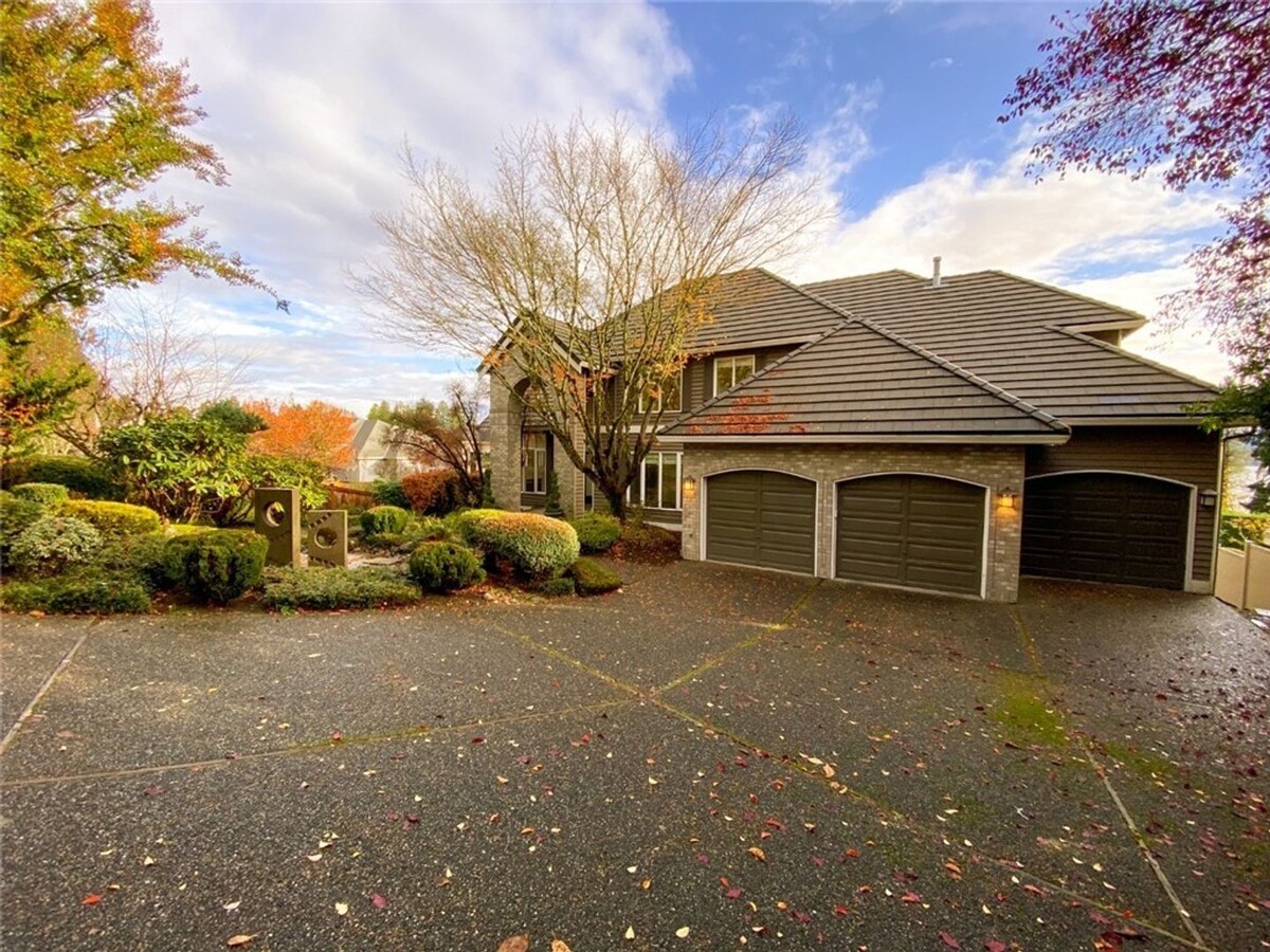 5 Bd / 3.5 Ba Bellevue Home - 5 Bd / 3.5 Ba Bellevue Home