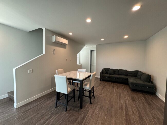 Photo - 1298 W 37th St