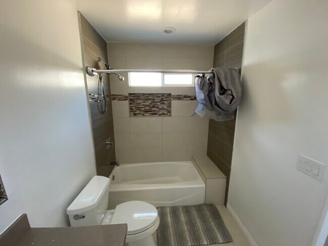 Photo - 22850 Erwin St