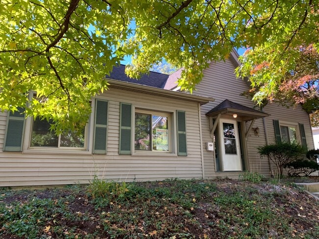 Building Photo - August 2027 - Remodeled - 5 bed, 5 bath!