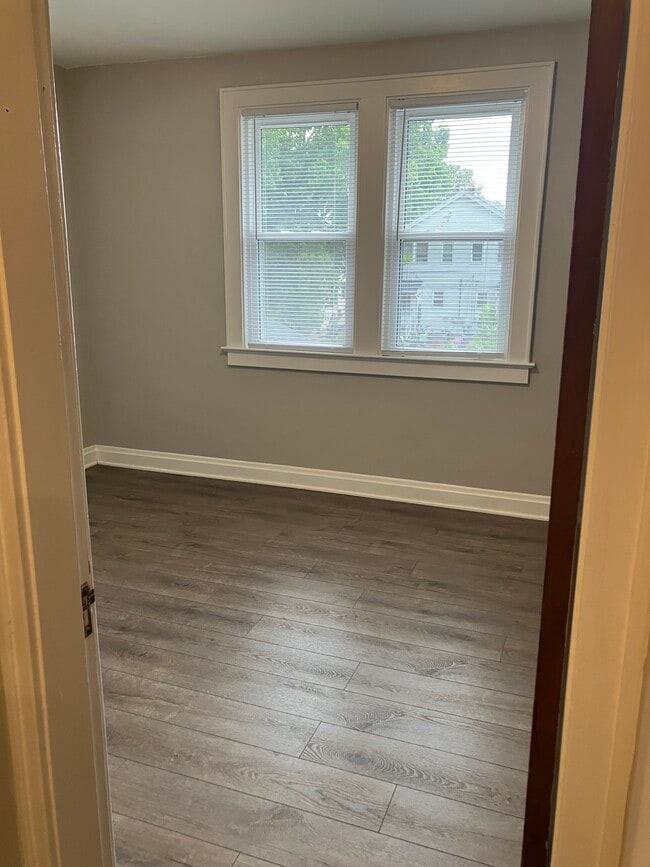 Back Bedroom - 930 Oxley Rd Unit 930