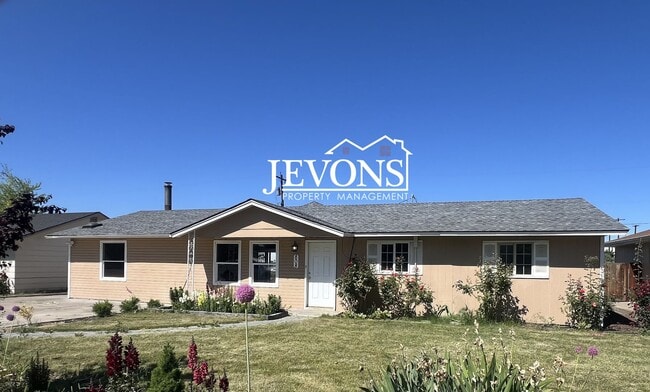 Spacious 4-bedroom home with fenced backya... - Spacious 4-bedroom home with fenced backya...