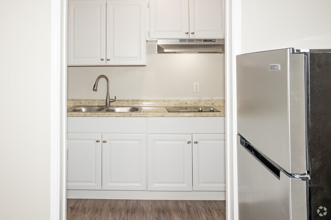 1BR, 1BA - 606SF - Kitchen - 12603-12609 Eucalyptus Ave