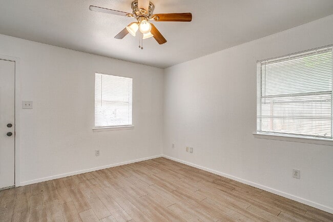 Charming 2 bedroom, 1 bath Fairmount Duplex