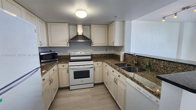 Photo - 3000 Coral Wy Unidad 713