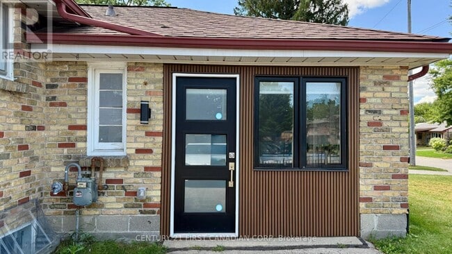 Photo - 1473 Adelaide St N