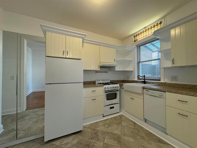 Building Photo - 445 Monmouth St Unit 2