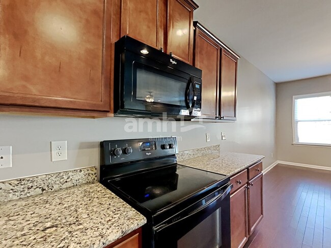 Photo - 702 White Oak Dr