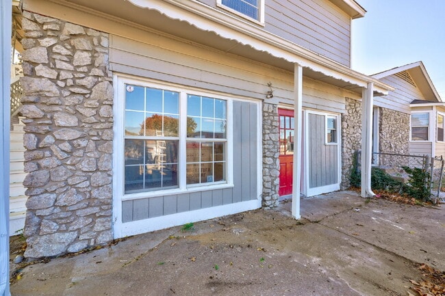 Building Photo - 1 Bedroom/1 Bathroom Available Now! Unit C