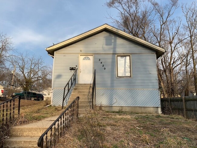 Building Photo - Updated and Spacious 2 Bedroom Home!