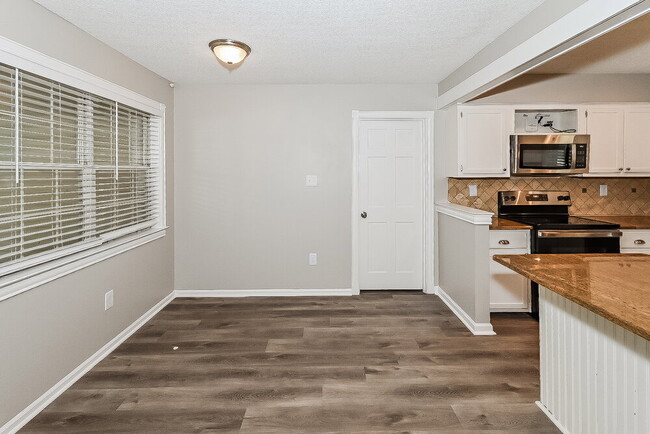 Photo - 6710 Tangleberry Cove