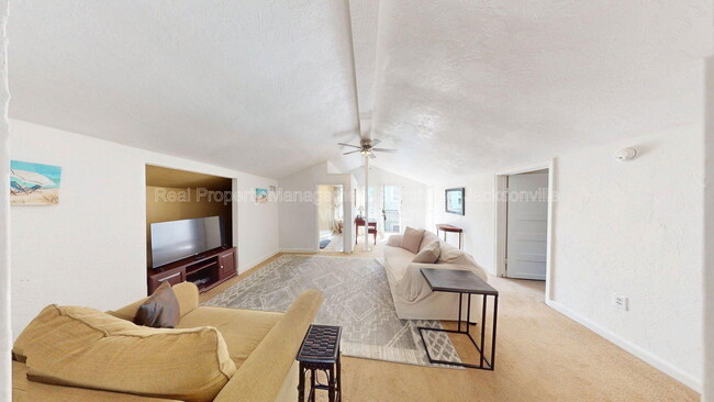 Photo - 229 W 10th St