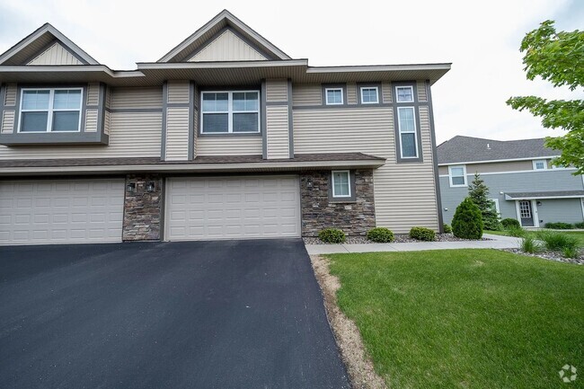 Building Photo - Rare super nice 3 bed end unit townhouse f...