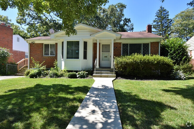 Building Photo - Fantastic 4 Bedroom, 3 Full Bathroom, Clos... Rental