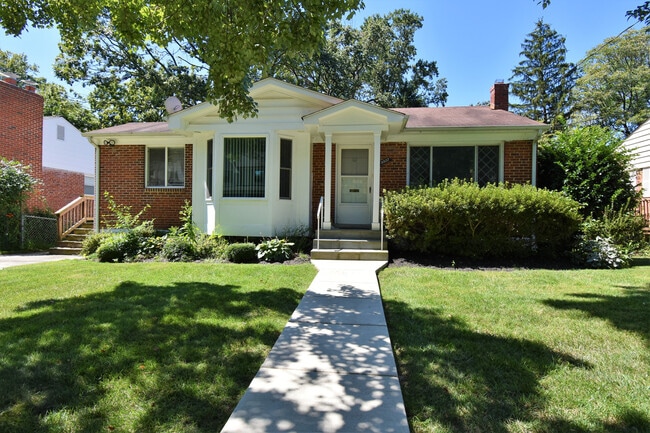 Fantastic 4 Bedroom, 3 Full Bathroom, Clos... - Fantastic 4 Bedroom, 3 Full Bathroom, Clos... House