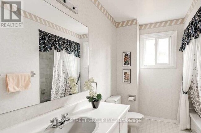 Photo - 3177 Colonial Dr