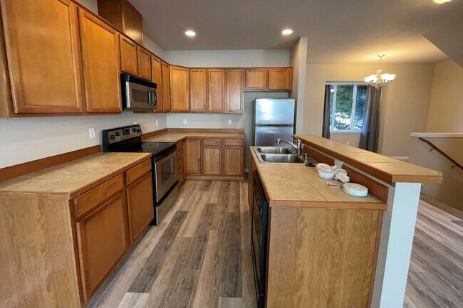Photo - Nice Modern Townhouse Available Now!!