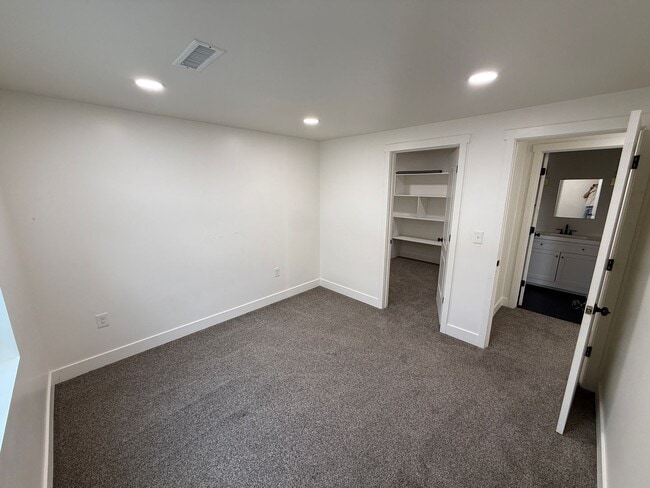 Photo - 8285 Lakeshore Dr Unidad Downstairs