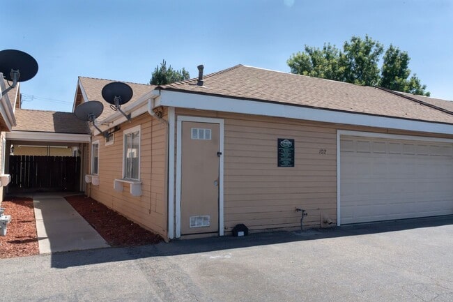 Building Photo - 7010 N Thorne Ave Unit Thorne 102