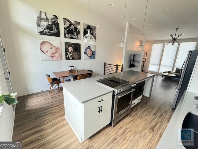 Photo - 440 Latta St NE