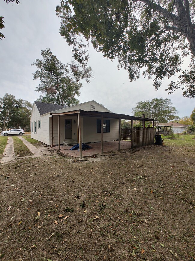 Photo - 2604 Ave C