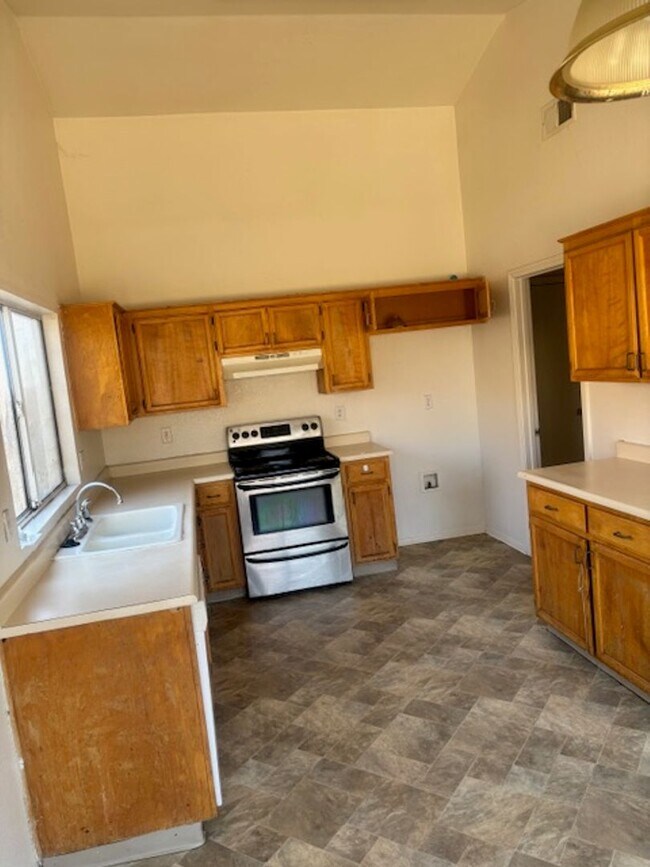 Photo - 865 Place Rd