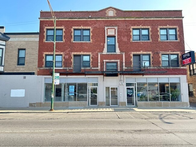 Building Photo - 3409 W Fullerton Ave Unit B3