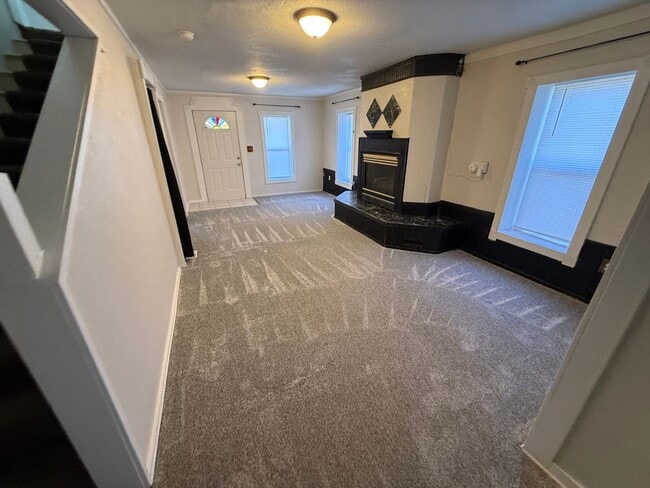 Photo - 3 Bedroom 1.5 Bath House Large 2 Car Detached Garage and Fenced Large Yard