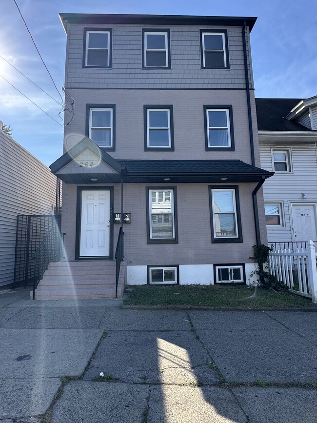 Building Photo - 264 Union Ave Unit 2 Rental