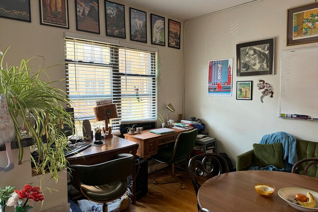 Photo - 730 W Roscoe St