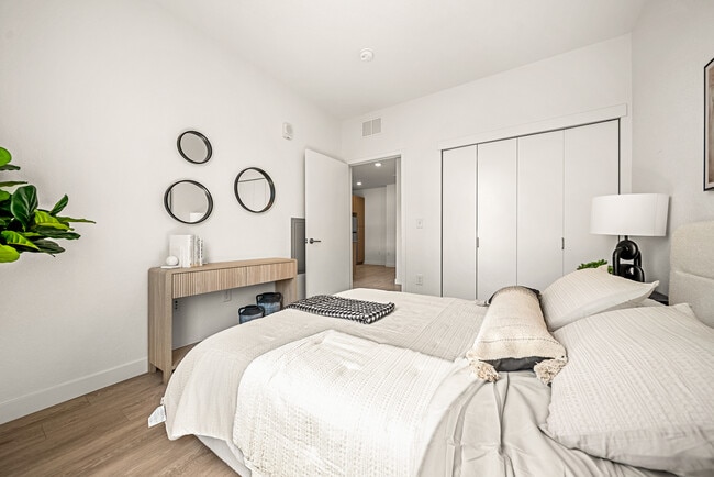 Bedroom Furnished - Fitz Gateway