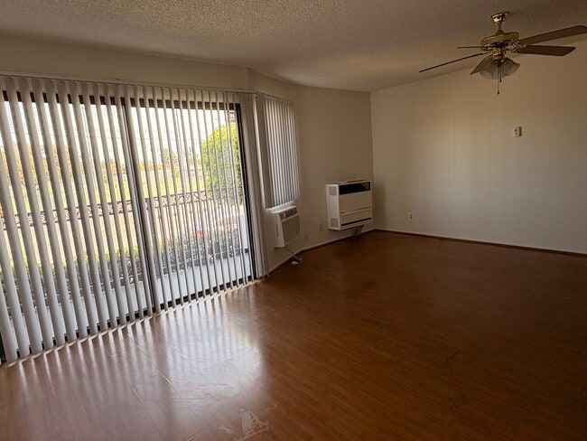 6827 Whitsett Ave