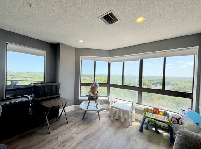 Building Photo - 200 Burkhall St Unit 701