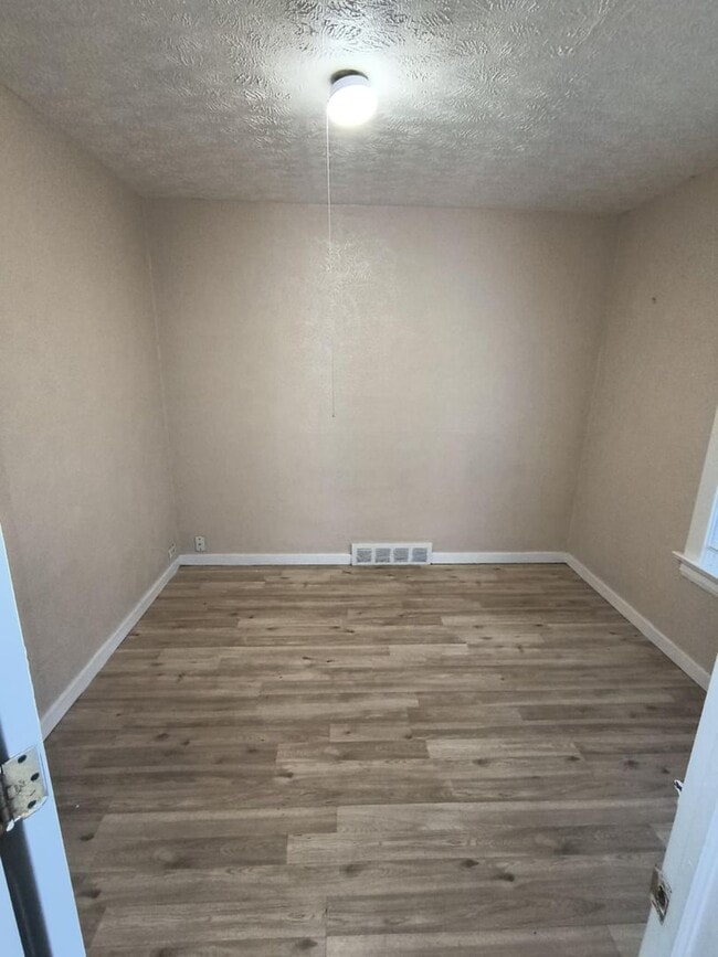 Photo - Spacious 3 Bedroom 1 Bath Located in East ...