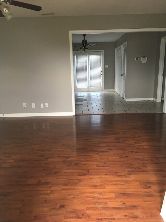 Family room - 118 N Cavalcade Cir