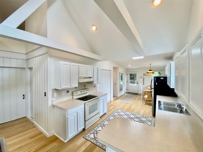 Photo - 1875 Bayview Ave