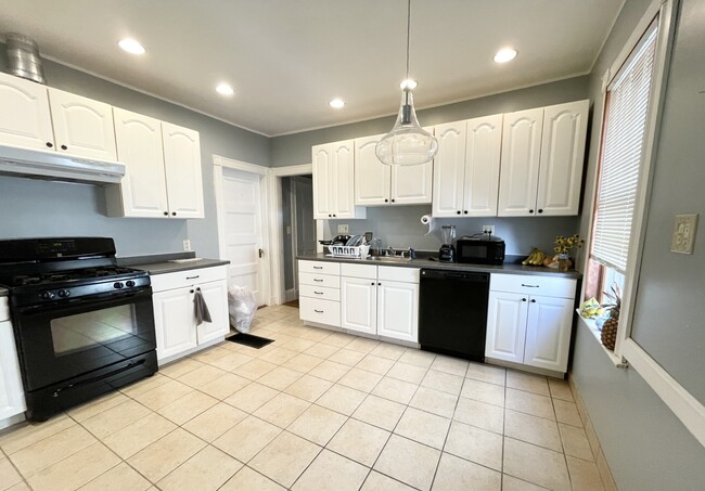 Building Photo - 18 Romsey St Rental