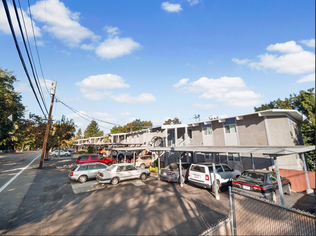 Photo - DESIRABLE MILLWOOD NEIGHBORHOOD ON TREE LINED STREET Unidad 8921