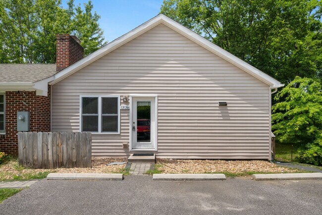 Building Photo - 1313 Giles Rd Unit B