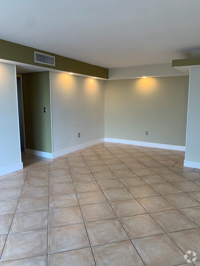 Building Photo - 9310 Fontainebleau Blvd Unit 515 Rental