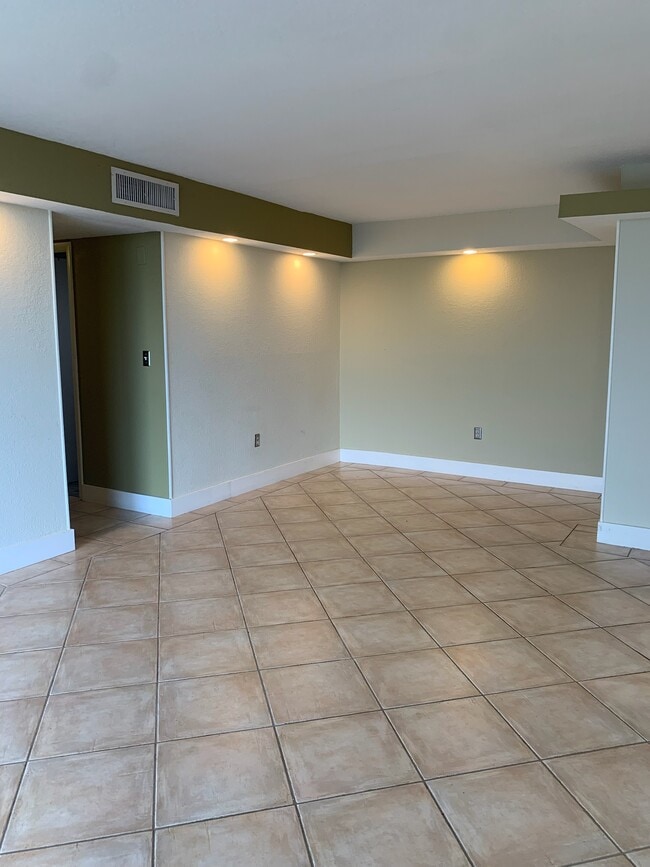 Building Photo - 9310 Fontainebleau Blvd Unit 515 Rental