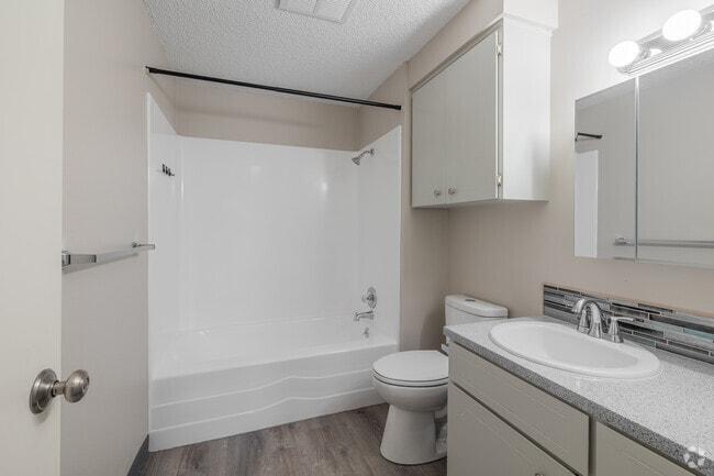 2BR, 1BA - 818SF - Bathroom