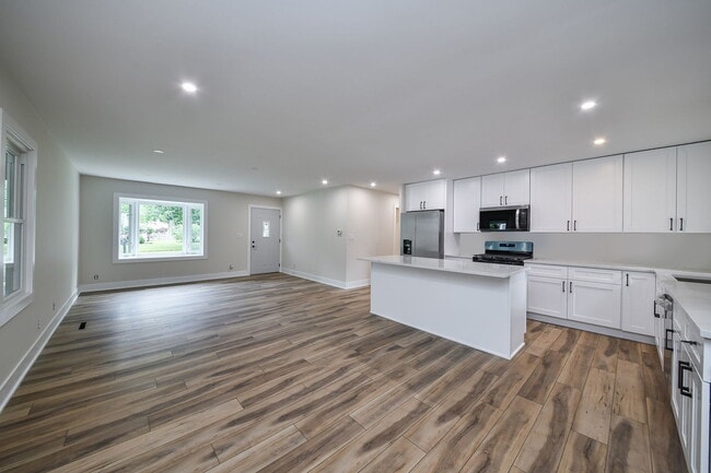 828 Valley Ln