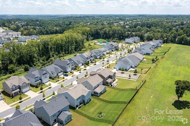 Building Photo - 6607 Wildbrook Dr Rental