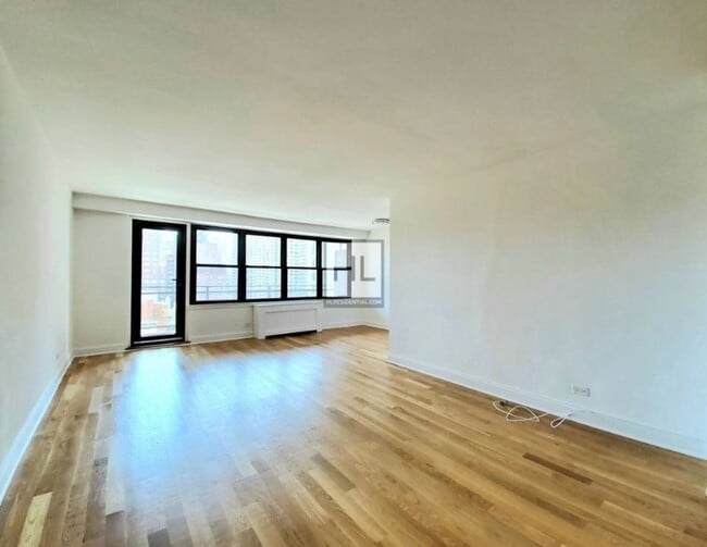 E 82 St