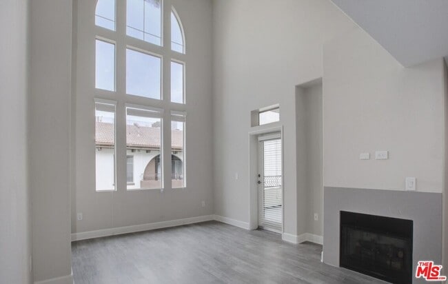 Photo - 6280 W 3rd St Unidad 4-413