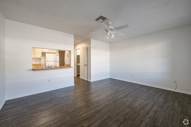 1BR, 1BA - 600SF - Living/Dining Room