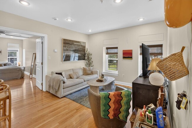Photo - 660 Morton Pl NE