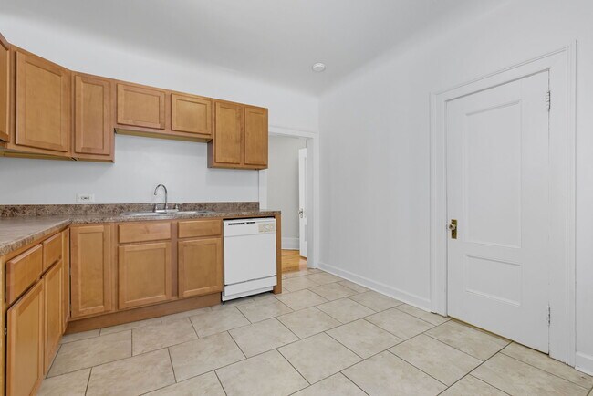 Photo - 3939 N Pine Grove Ave Unit 2